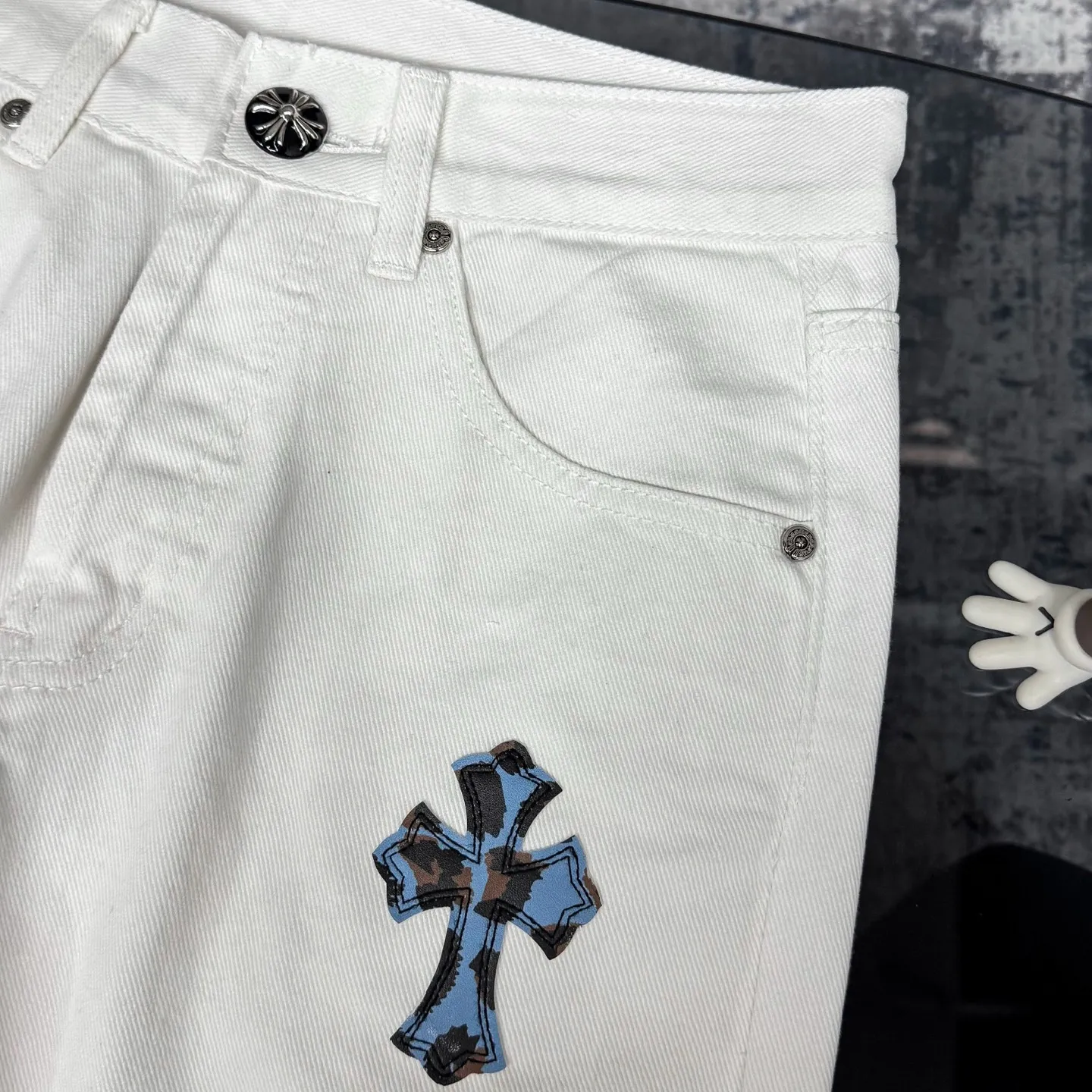 P250 Chrome Hearts｜Chrome Hearts 2025 New Orange Blue Leopard Print Cross Patch Leather Couple Style Washed Loose Jeans. Styles with different wash textures are very friendly to people with thin legs and thick legs. The straight and loose version is very flattering to the moderate length of the legs that will never go out of style. They can be matched easily and casually. They are the basis for various styles of styling and are a must-have in the wardrobe! The fabric is stiff but also makes the upper body soft without losing texture. The washing process is even more perfect. It is a must-have item for everyone! ! ! Color: white Size: 28/30/32/34 Waist: 71/76/81/86 Pants length: 98/100/102/104